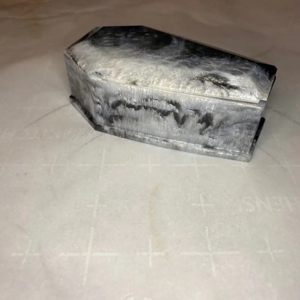 Resin coffin with a lid